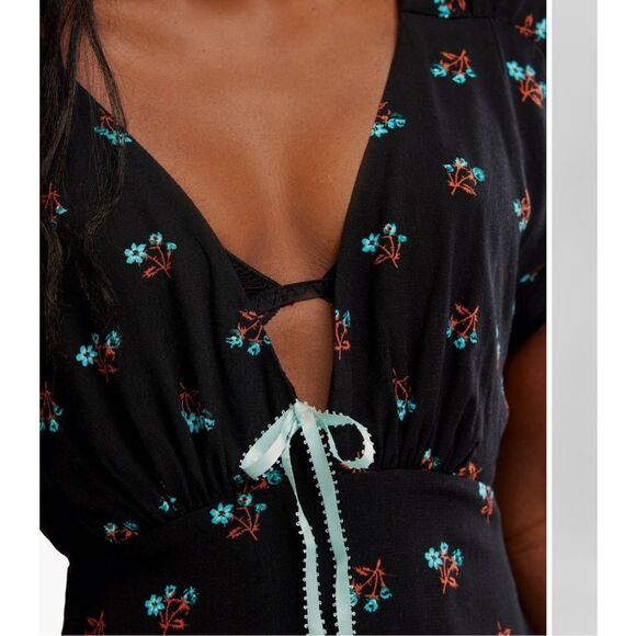 Free People Everyone's Favorite Mini Dress black floral deep V-neckline Sz M NWT - Picture 3 of 4